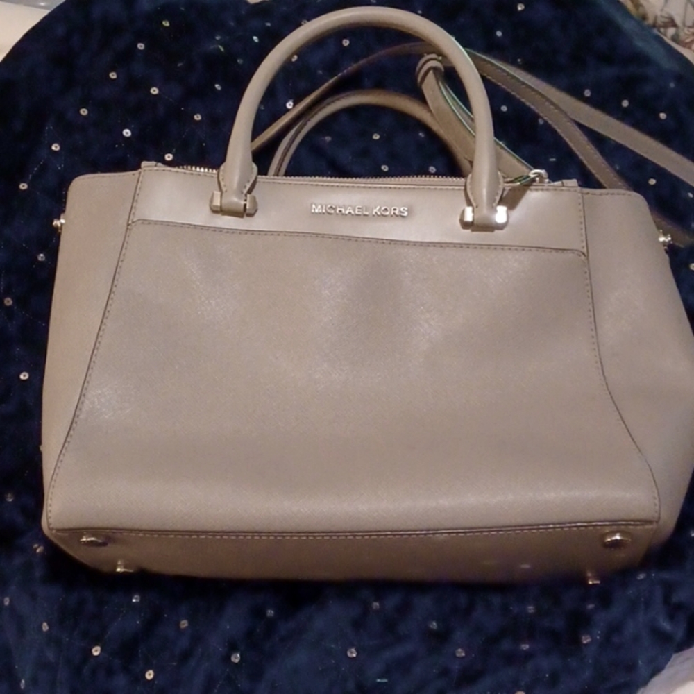 Michael Kors Medium Sized Leather Handbag in Lt. Grey
